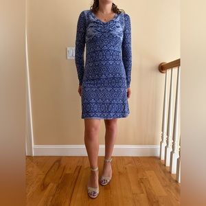 Knee-length long sleeve indigo dress with floral pattern and ruched sleeves
